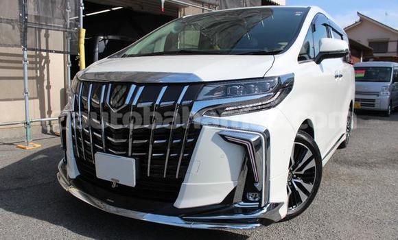 Buy Used Toyota Alphard White Car in Marsh Harbour in Abaco