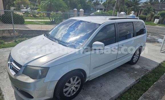 Buy Used Chrysler Town & Country White Car in Import - Dubai in Abaco