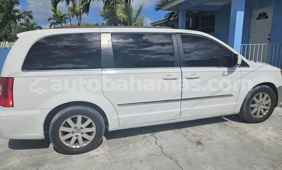 Buy Used Chrysler Town & Country White Car in Import - Dubai in Abaco Buy Used Chrysler Town & Country White Car in Import - Dubai in Abaco