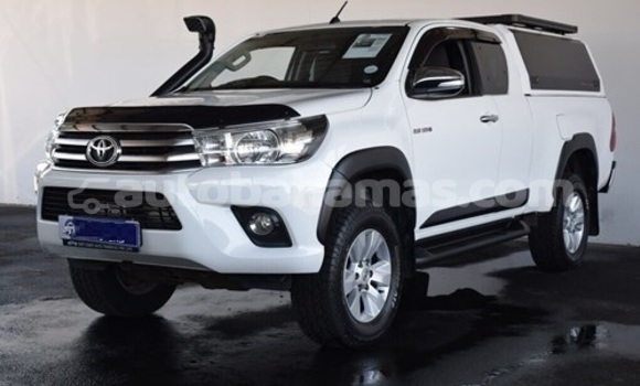 Buy Used Toyota Hilux White Car in Freetown in Eleuthera