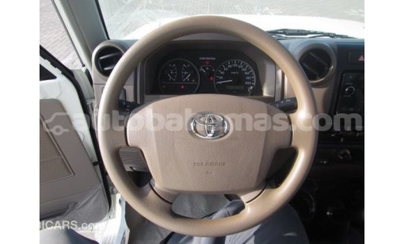 Buy Import Toyota Land Cruiser White Car in Import - Dubai in Abaco Buy Import Toyota Land Cruiser White Car in Import - Dubai in Abaco
