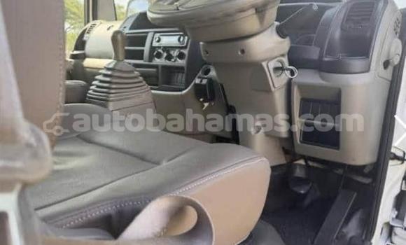 Buy Used Nissan Navara Calibre White Car in Import - Dubai in Abaco Buy Used Nissan Navara Calibre White Car in Import - Dubai in Abaco