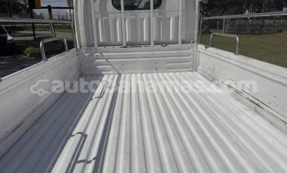 Buy Used Nissan Navara Calibre White Car in Import - Dubai in Abaco Buy Used Nissan Navara Calibre White Car in Import - Dubai in Abaco
