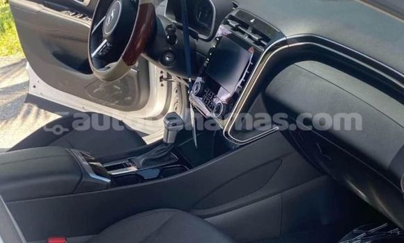 Buy Used Hyundai Tucson White Car in Marsh Harbour in Abaco