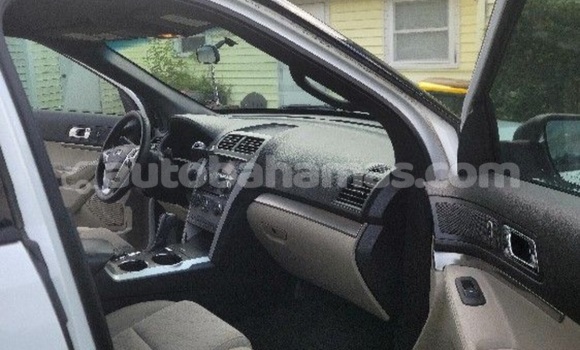 Buy Used Ford Explorer White Car in Import - Dubai in Abaco