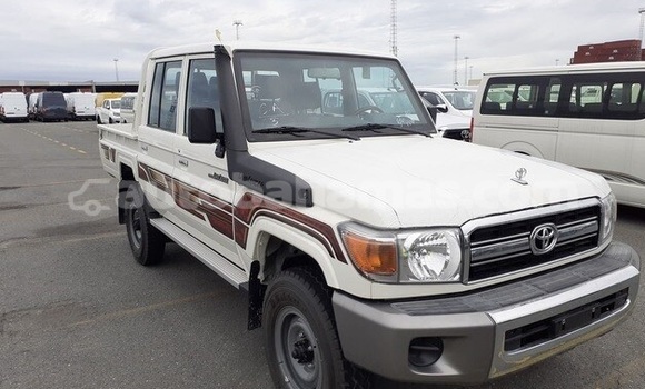 Buy Used Toyota Land Cruiser White Car in Marsh Harbour in Abaco