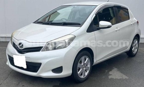 Buy Used Toyota Vitz White Car in Marsh Harbour in Abaco