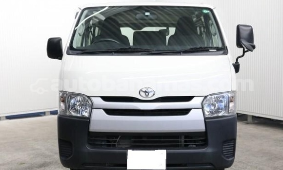 Buy Used Toyota Hiace White Car in Marsh Harbour in Abaco
