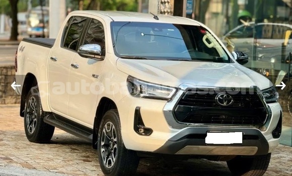 Buy Used Toyota Hilux White Car in Marsh Harbour in Abaco