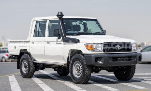 Buy Used Toyota Land Cruiser White Car in Marsh Harbour in Abaco Buy Used Toyota Land Cruiser White Car in Marsh Harbour in Abaco