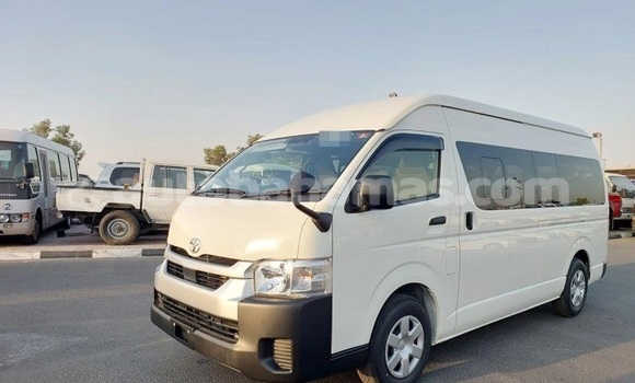 Buy Used Toyota Hiace White Car in Marsh Harbour in Abaco
