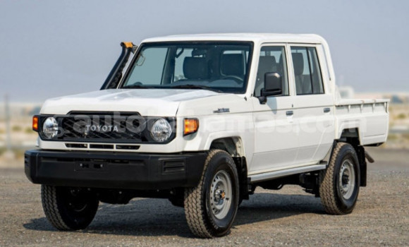 Buy Used Toyota Land Cruiser White Car in Marsh Harbour in Abaco