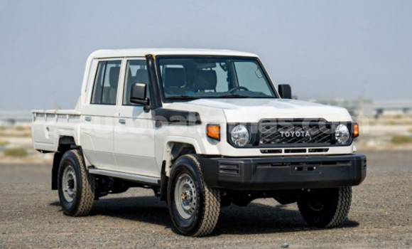 Buy Used Toyota Land Cruiser White Car in Marsh Harbour in Abaco Buy Used Toyota Land Cruiser White Car in Marsh Harbour in Abaco