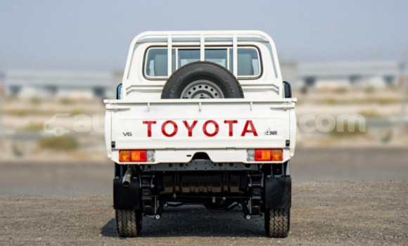 Buy Used Toyota Land Cruiser White Car in Marsh Harbour in Abaco Buy Used Toyota Land Cruiser White Car in Marsh Harbour in Abaco