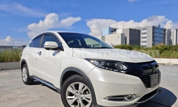 Buy Used Honda Vezel White Car in Marsh Harbour in Abaco