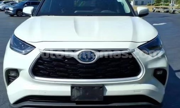 Buy Used Toyota Highlander White Car in Marsh Harbour in Abaco