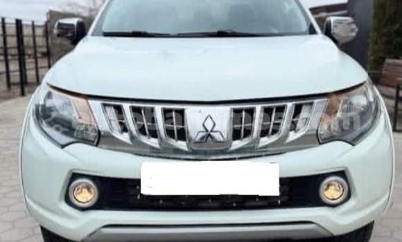 Buy Used Mitsubishi L200 White Car in Marsh Harbour in Abaco