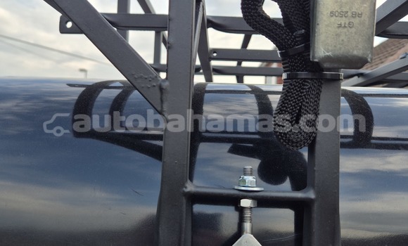 Buy Import Land Rover Defender Green Car in Alice Town in Biminis Buy Import Land Rover Defender Green Car in Alice Town in Biminis