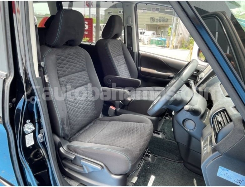 Big with watermark nissan serena eleuthera freetown 2390