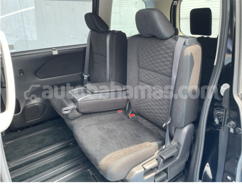 Big with watermark nissan serena eleuthera freetown 2390