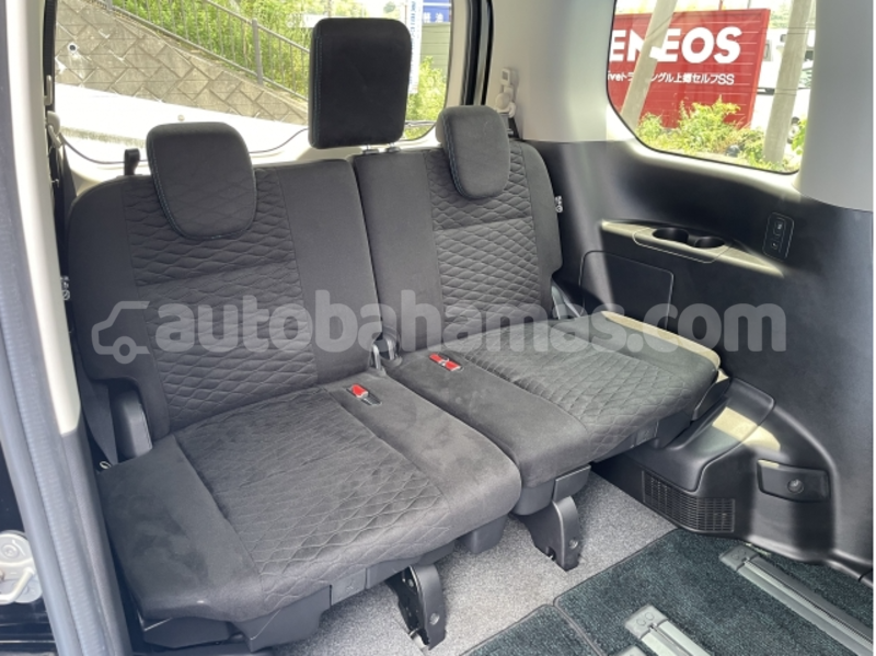 Big with watermark nissan serena eleuthera freetown 2390