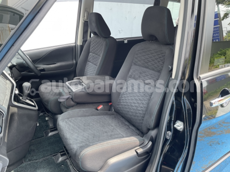 Big with watermark nissan serena eleuthera freetown 2390