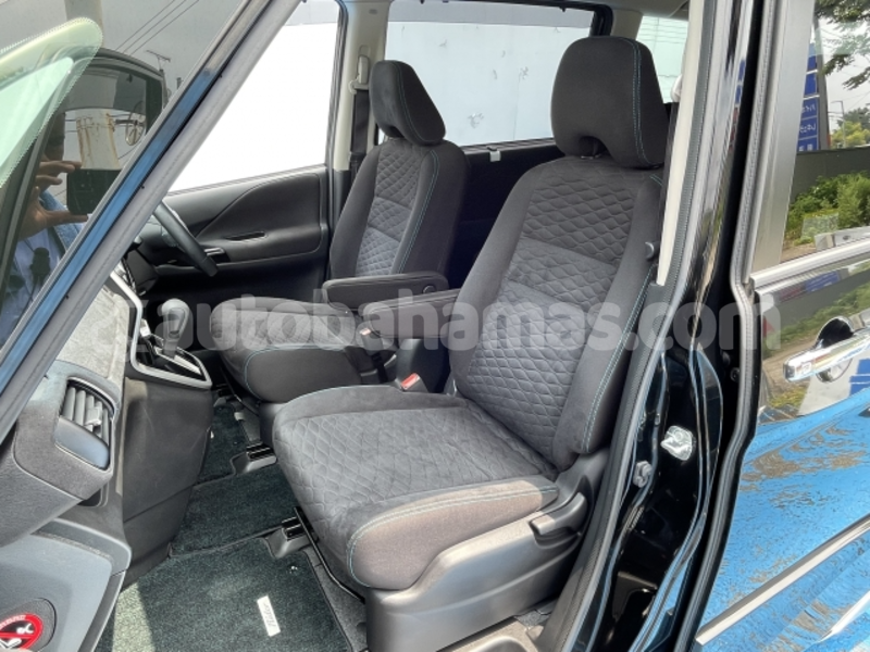 Big with watermark nissan serena eleuthera freetown 2390