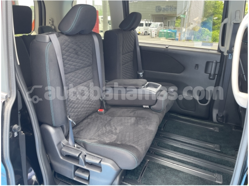 Big with watermark nissan serena eleuthera freetown 2390