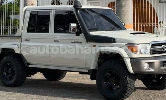 Buy Used Toyota Land Cruiser White Car in Marsh Harbour in Abaco