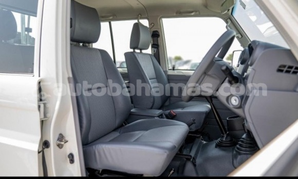 Buy Used Toyota Land Cruiser White Car in Marsh Harbour in Abaco Buy Used Toyota Land Cruiser White Car in Marsh Harbour in Abaco