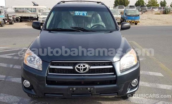 Buy Import Toyota HiAce Green Truck in Import - Dubai in Abaco