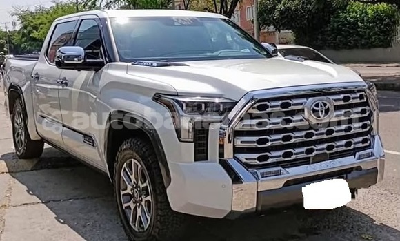 Buy Used Toyota Tundra White Car in Marsh Harbour in Abaco