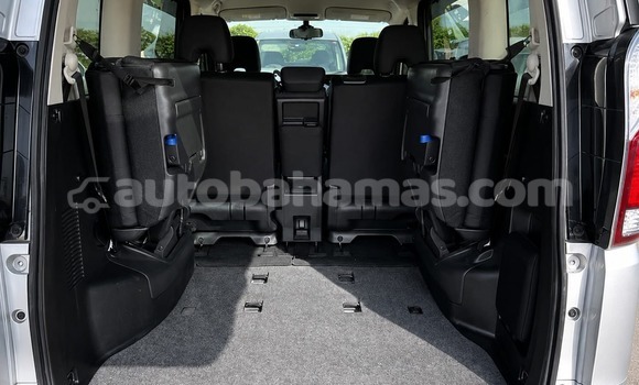 Buy Used Nissan Serena Silver Car in Marsh Harbour in Abaco Buy Used Nissan Serena Silver Car in Marsh Harbour in Abaco