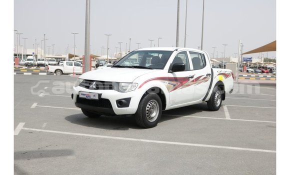 Buy Import Mitsubishi L200 White Car in Import - Dubai in Abaco